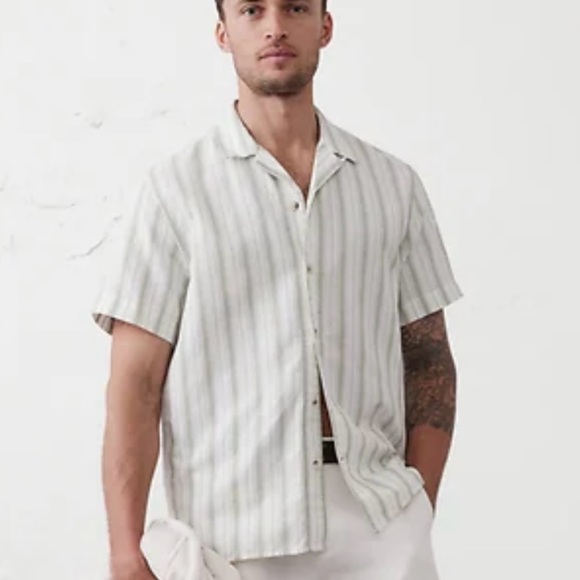 Banana Republic STANDARD-FIT LINEN-BLEND RESORT SHIRT - Picture 2 of 4